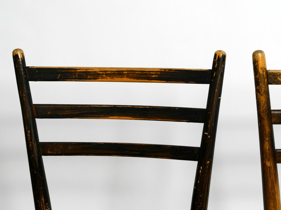 Image 1 of Paire de chaises de salle à manger italiennes du Mid Century en bois avec des sièges en cordon en osier.