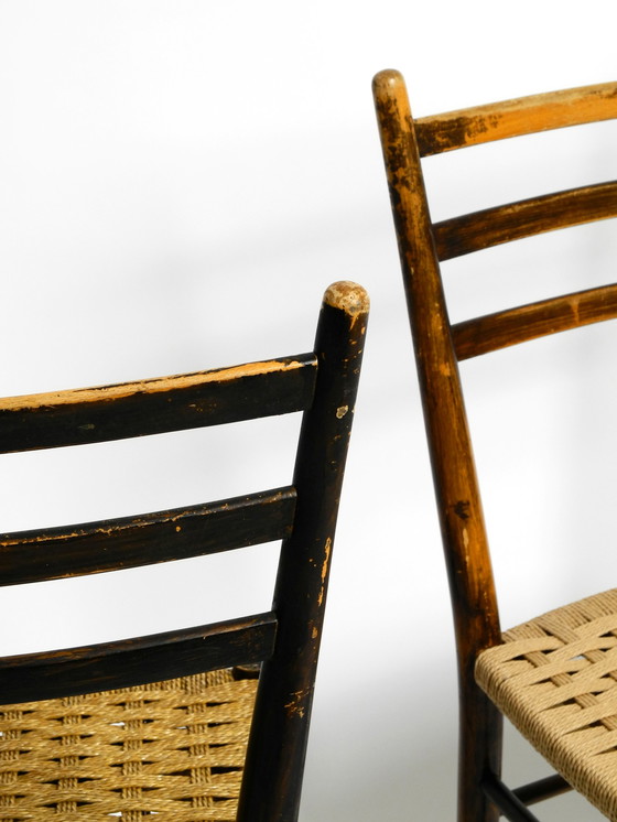 Image 1 of Paire de chaises de salle à manger italiennes du Mid Century en bois avec des sièges en cordon en osier.