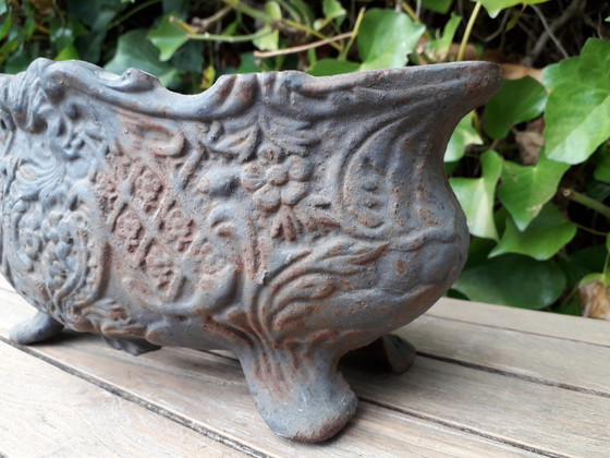 Image 1 of Brocante cast iron garden vase 30 cm long