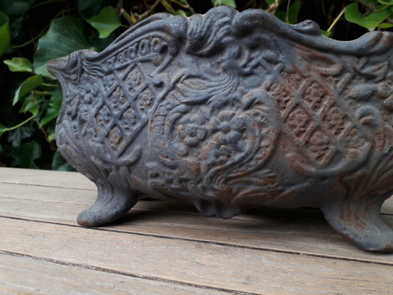 Image 1 of Brocante cast iron garden vase 30 cm long