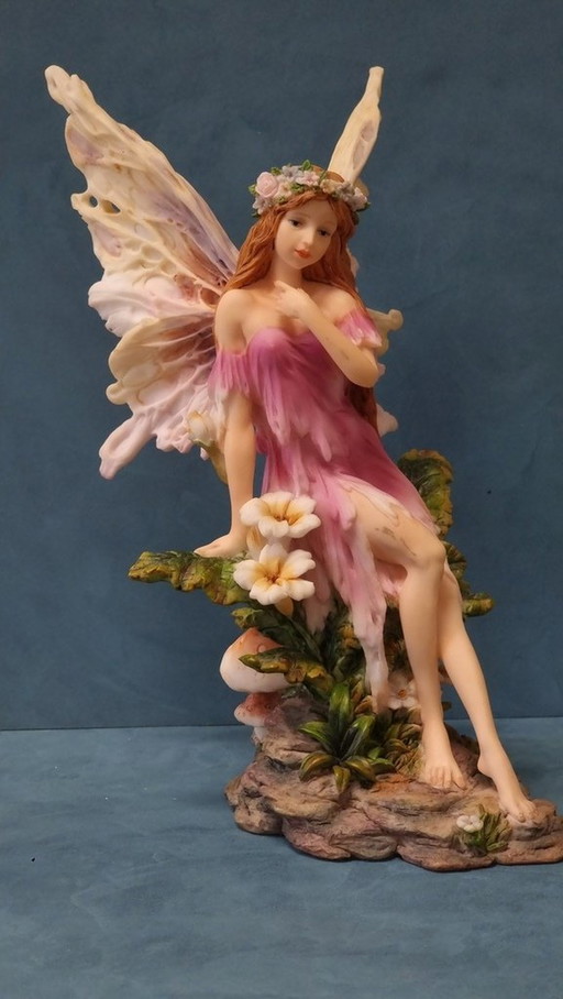 2032 Beautiful Statue Of A Fairy