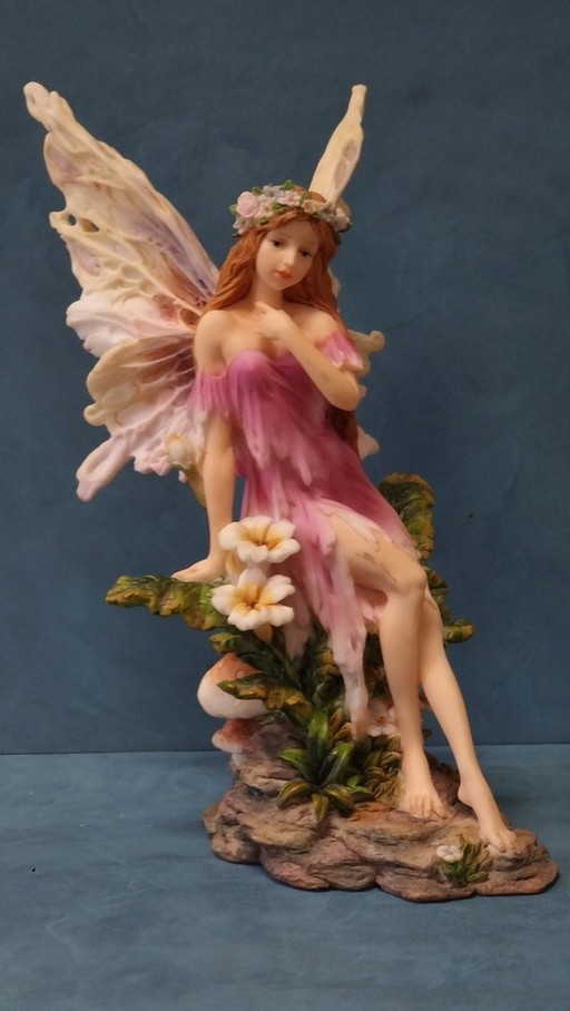 2032 Beautiful Statue Of A Fairy