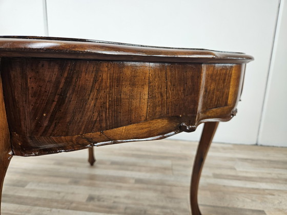 Image 1 of Antique Round Table In Walnut And Maple