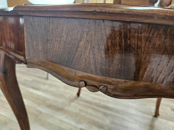 Image 1 of Antique Round Table In Walnut And Maple