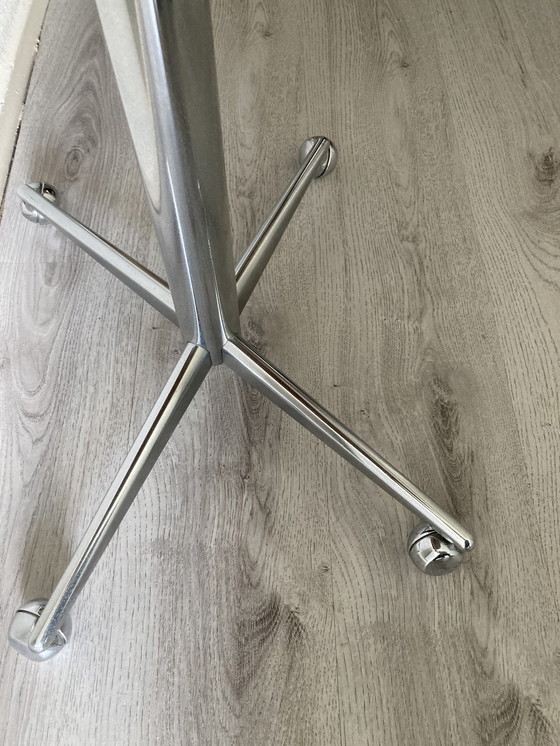 Image 1 of Table d'appoint vintage sur roulettes