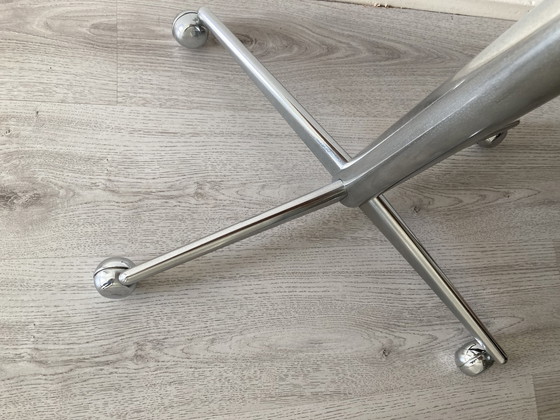 Image 1 of Table d'appoint vintage sur roulettes