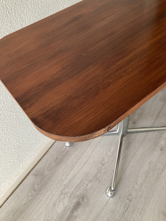 Image 1 of Table d'appoint vintage sur roulettes