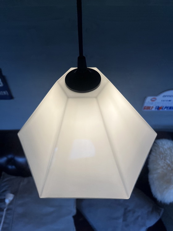 Image 1 of Lampada a sospensione piramidale vintage di metà secolo realizzata in vetro bianco latte 