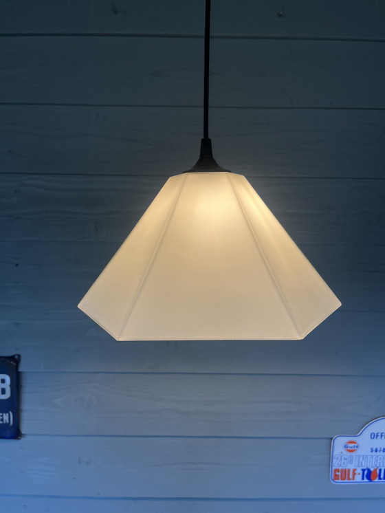 Image 1 of Lampada a sospensione piramidale vintage di metà secolo realizzata in vetro bianco latte 