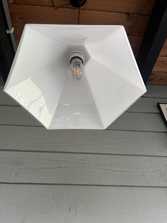 Image 1 of Lampada a sospensione piramidale vintage di metà secolo realizzata in vetro bianco latte 