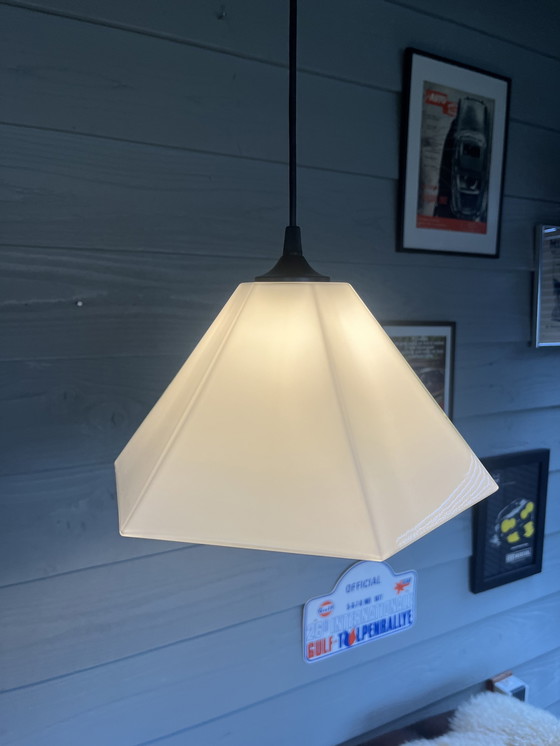 Image 1 of Lampada a sospensione piramidale vintage di metà secolo realizzata in vetro bianco latte 