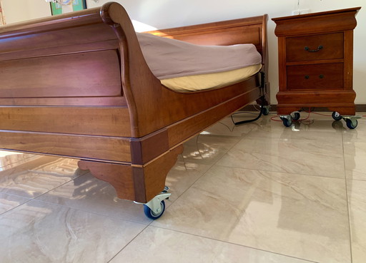 Beautiful Antique Cherry Bed With 2 Electric Bed Bases And 2 Matching Nightstands.