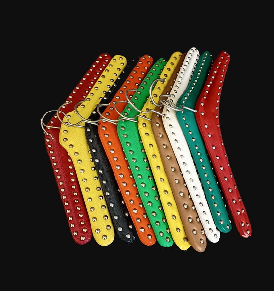 Image 1 of Diez perchas de ropa de los años cincuenta con tachuelas 