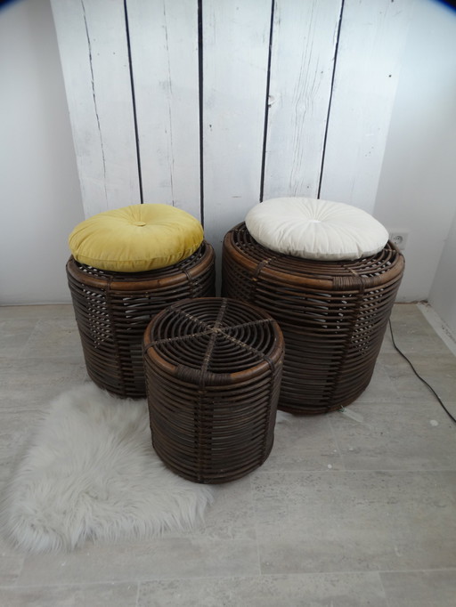 Ensemble de tables d'appoint et de poufs.