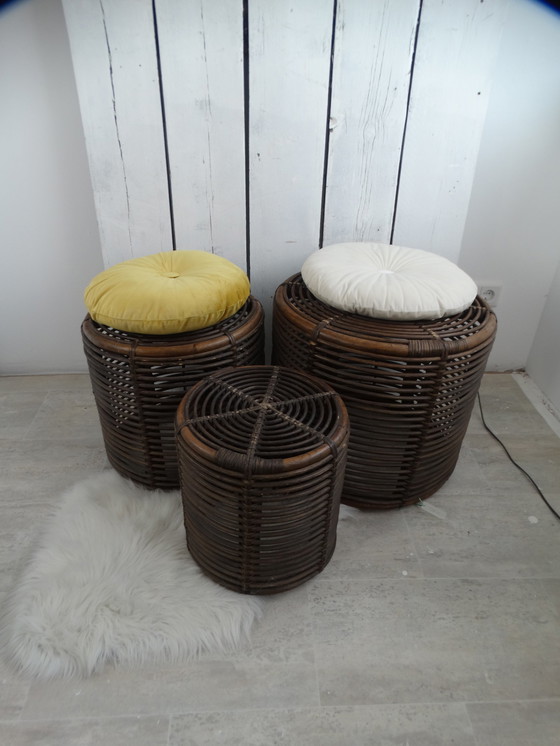 Image 1 of Ensemble de tables d'appoint et de poufs.