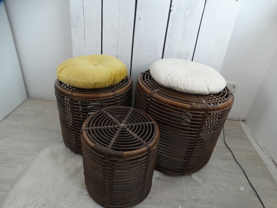 Image 1 of Ensemble de tables d'appoint et de poufs.