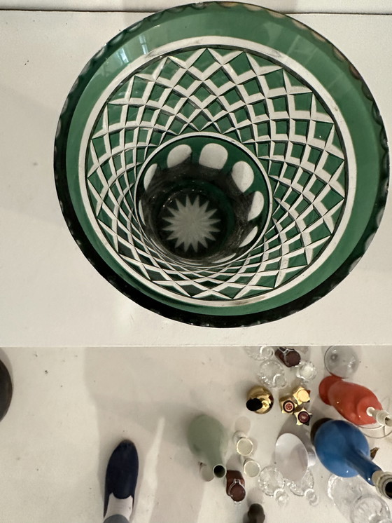 Image 1 of Jarrón de cristal tallado verde oscuro de Val Saint Lambert