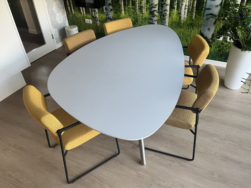 Castelijn Circlips Dining Table