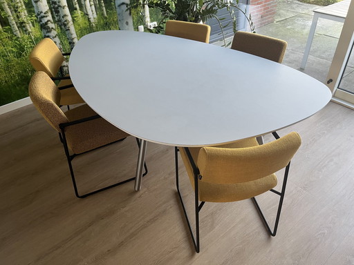 Castelijn Circlips Dining Table