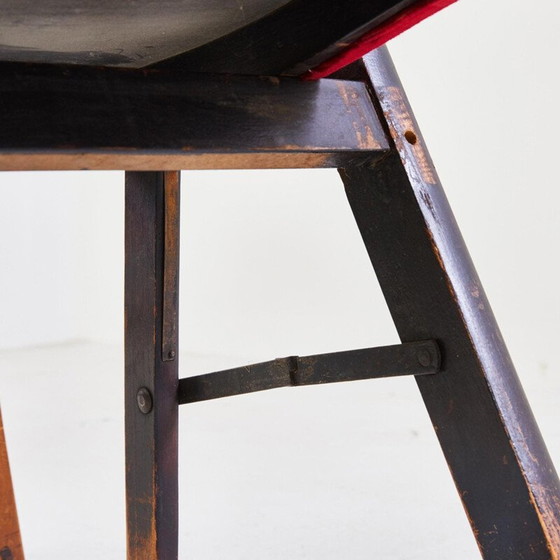 Image 1 of Silla plegable angular de mediados de siglo con estructura de madera y asiento y respaldo rojos.