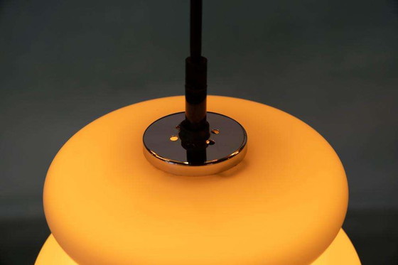 Image 1 of Lampe suspendue en verre laiteux de l'ère spatiale, lampe suspendue de forme organique