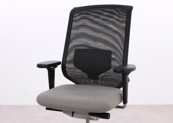 Image 1 of Vitra Meda Pro office chair