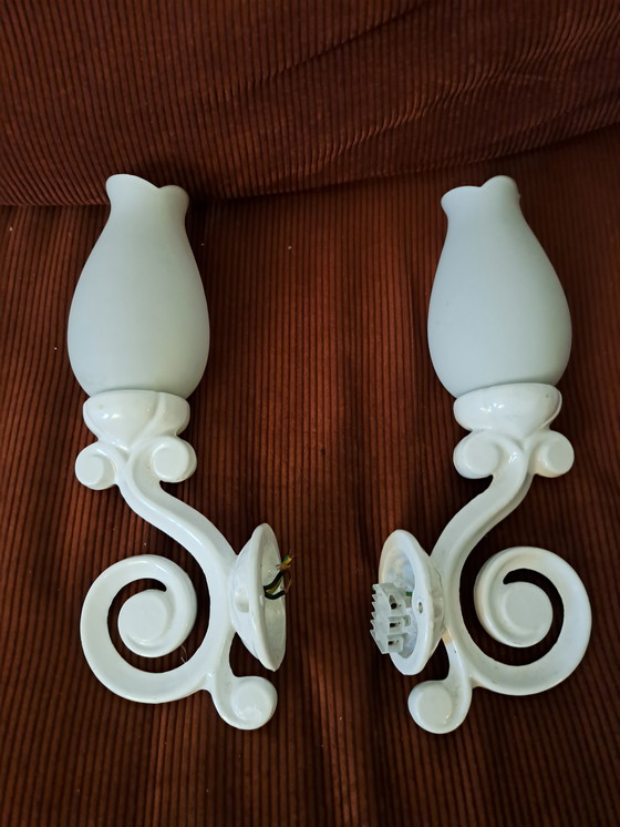 Image 1 of 2 lampade da parete vintage in ghisa con paralumi in vetro smerigliato