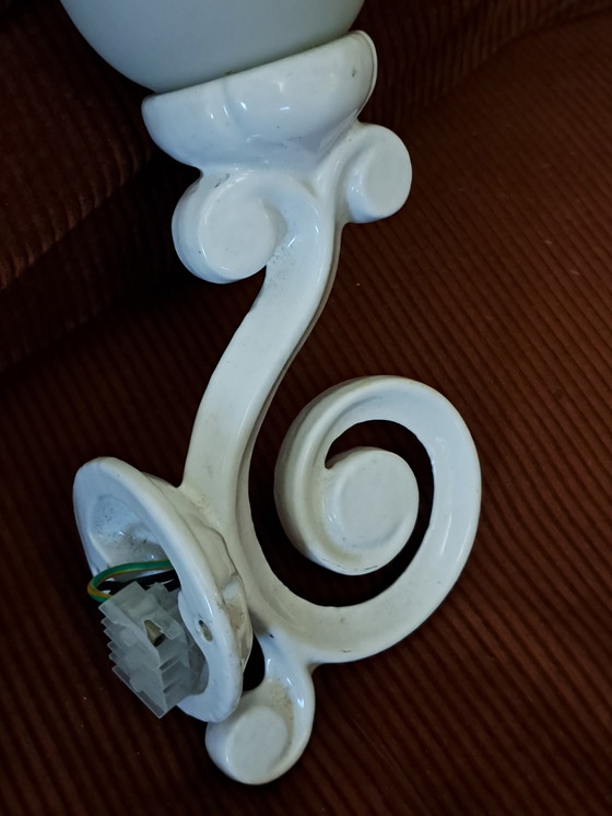 Image 1 of 2x Lampes murales vintage en fonte avec abat-jour en verre au lait