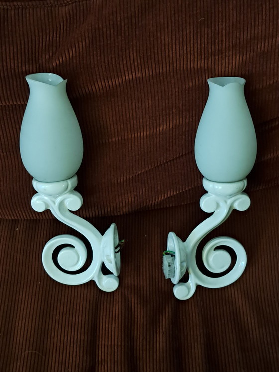 Image 1 of 2x Lampes murales vintage en fonte avec abat-jour en verre au lait