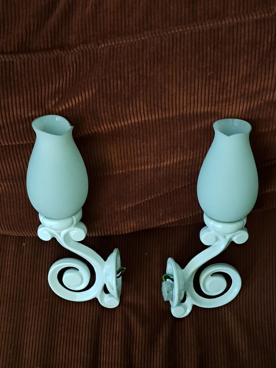 Image 1 of 2x Lampes murales vintage en fonte avec abat-jour en verre au lait