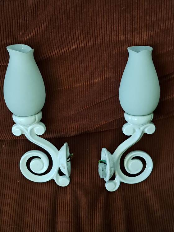 Image 1 of 2 lampade da parete vintage in ghisa con paralumi in vetro smerigliato