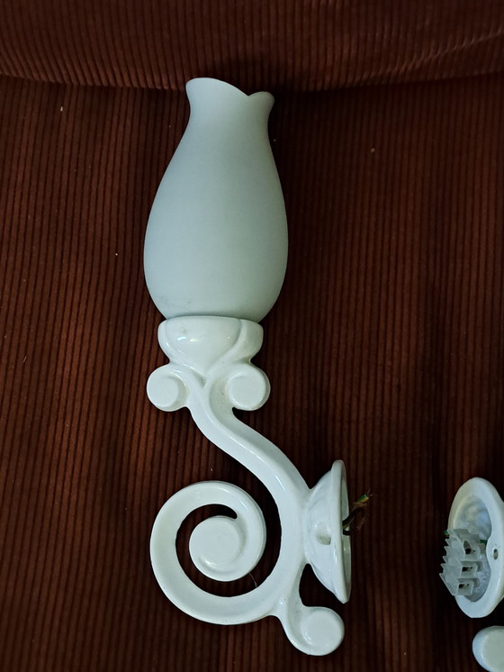 Image 1 of 2 lampade da parete vintage in ghisa con paralumi in vetro smerigliato