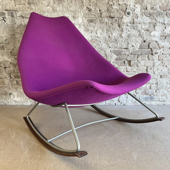 Image 1 of Fauteuil à bascule en tissu rose violet Par Geoffrey Harcourt