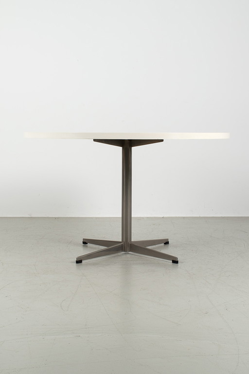 Round dining table by Pastoe