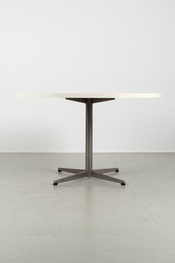 Image 1 of Round dining table by Pastoe