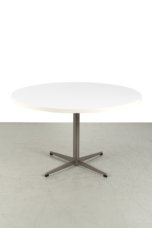 Round dining table by Pastoe