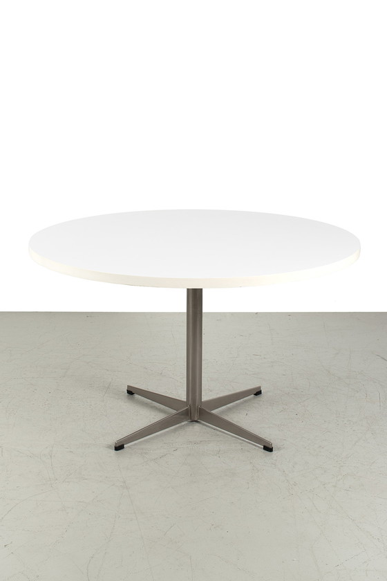 Image 1 of Round dining table by Pastoe