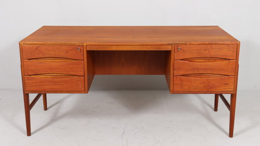 Christian Møller. For Chr. Møller Møbelsnedken, Freestanding desk, teak, Denmark, 1960s