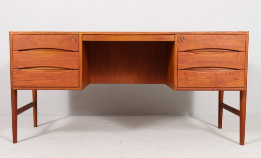 Christian Møller. For Chr. Møller Møbelsnedken, Freestanding desk, teak, Denmark, 1960s