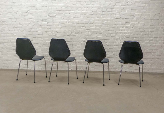 Image 1 of Ensemble de quatre chaises de cuisine vintage en simili-cuir bleu nuit et chrome. Belgique, années 1960.