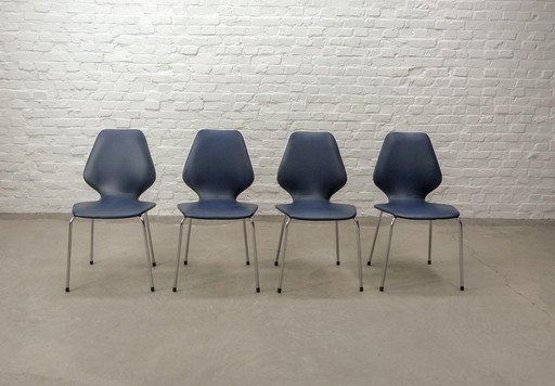 Ensemble de quatre chaises de cuisine vintage en simili-cuir bleu nuit et chrome. Belgique, années 1960.