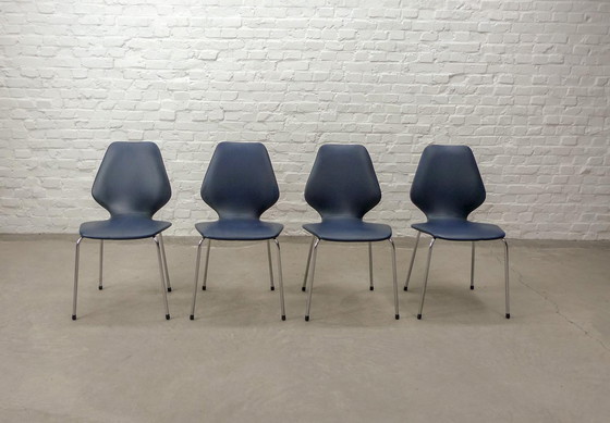 Image 1 of Ensemble de quatre chaises de cuisine vintage en simili-cuir bleu nuit et chrome. Belgique, années 1960.