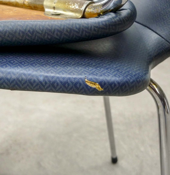 Image 1 of Set di quattro sedie da cucina vintage, in similpelle blu notte con finiture cromate. Belgio, anni '60.