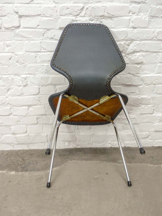 Image 1 of Ensemble de quatre chaises de cuisine vintage en simili-cuir bleu nuit et chrome. Belgique, années 1960.