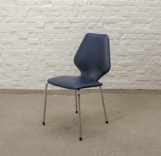 Image 1 of Ensemble de quatre chaises de cuisine vintage en simili-cuir bleu nuit et chrome. Belgique, années 1960.