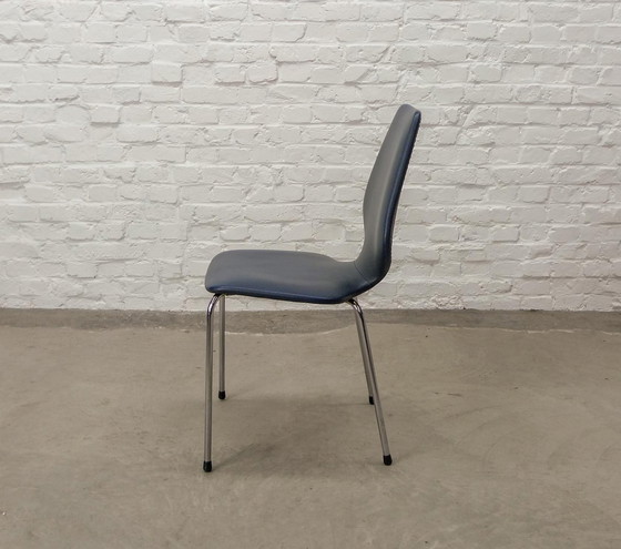 Image 1 of Ensemble de quatre chaises de cuisine vintage en simili-cuir bleu nuit et chrome. Belgique, années 1960.