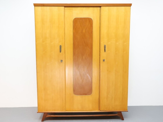 Image 1 of Armoire vintage 3 portes 1960 pieds angulaires