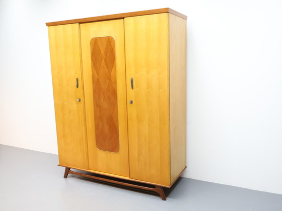 Image 1 of Armoire vintage 3 portes 1960 pieds angulaires