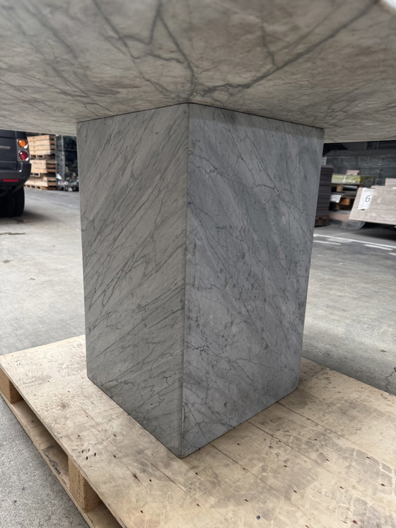 Image 1 of Bellissimo tavolo da pranzo in marmo a un prezzo molto conveniente a causa di piccoli danni