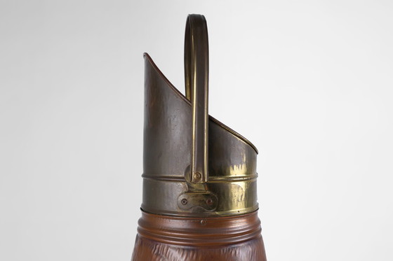 Image 1 of Paragüero de cobre con relieve martillado de Vermeer, Francia, ca. 1900